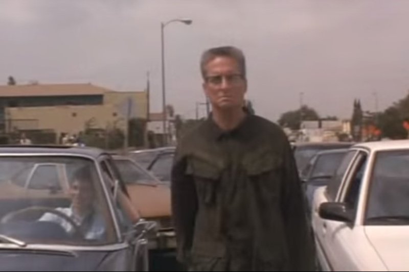 Niektórzy z nas przez długi czas stania w korkach mogą być sfrustrowani, podobnie jak główny bohater filmu "Upadek" z Michaelem Douglasem.