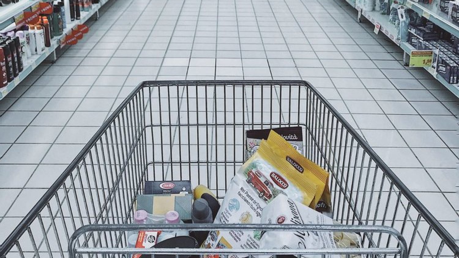 Biedronka wcale nie jest najtańszym sklepem. W Auchan zapłacimy za zakupy mniej.