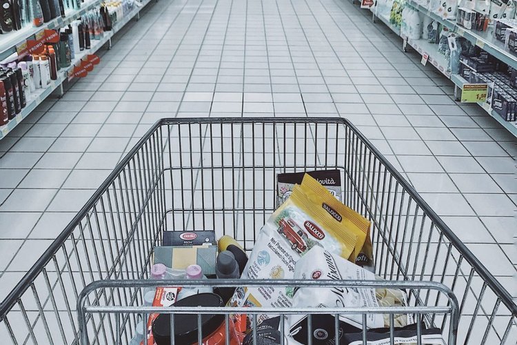 Biedronka wcale nie jest najtańszym sklepem. W Auchan zapłacimy za zakupy mniej.