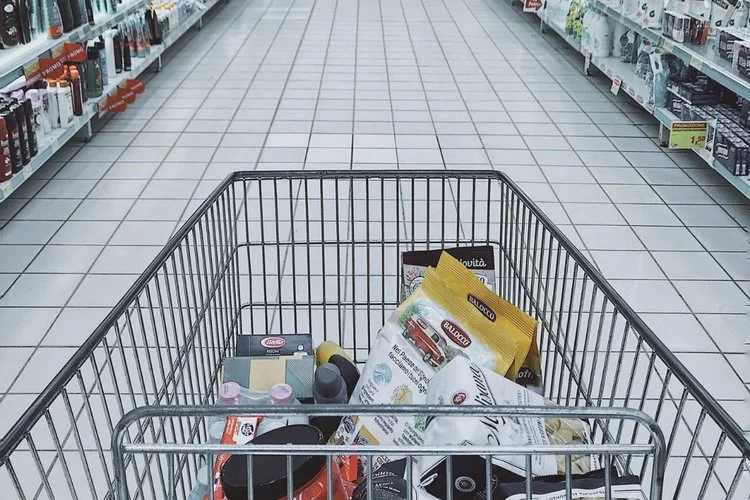 Biedronka wcale nie jest najtańszym sklepem. W Auchan zapłacimy za zakupy mniej.