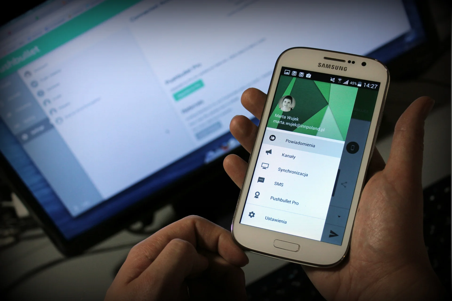 Pushbullet umożliwia połączenie telefonu z komputerem, tę apkę oceniam jako przydatną w pracy