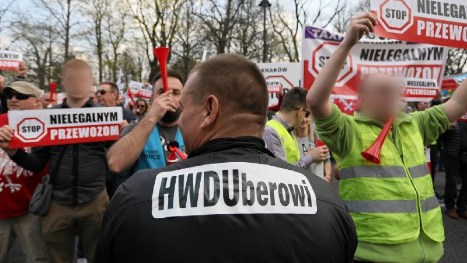 Kierowcy taksówek wciąż urządzają łapanki na przewoźników Ubera i Bolta.