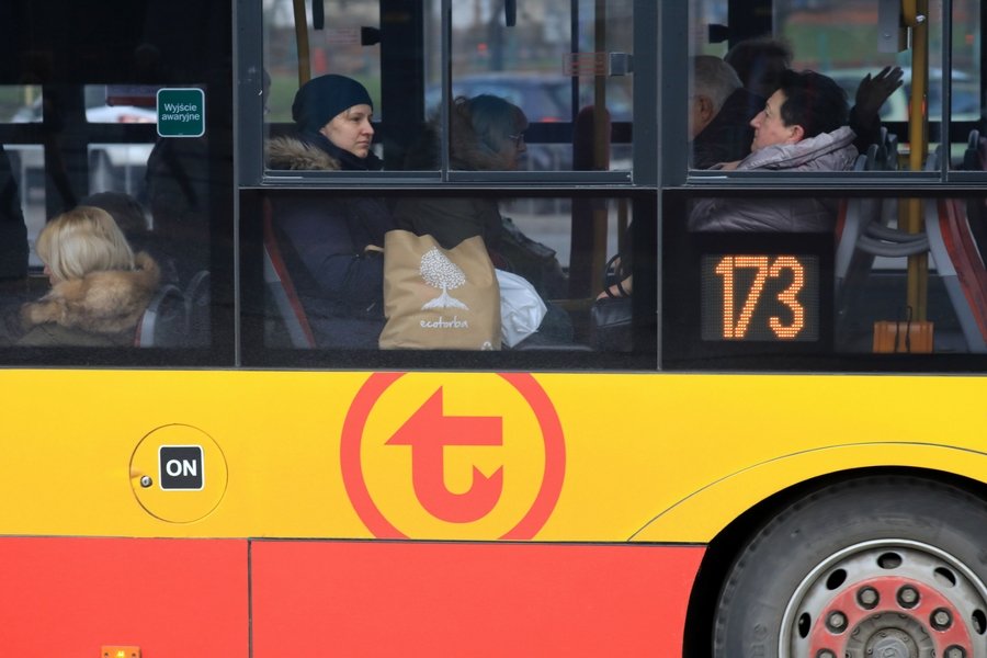 W dwustu autobusach w Warszawie można już ładować urządzenia mobilne - a to dopiero początek.