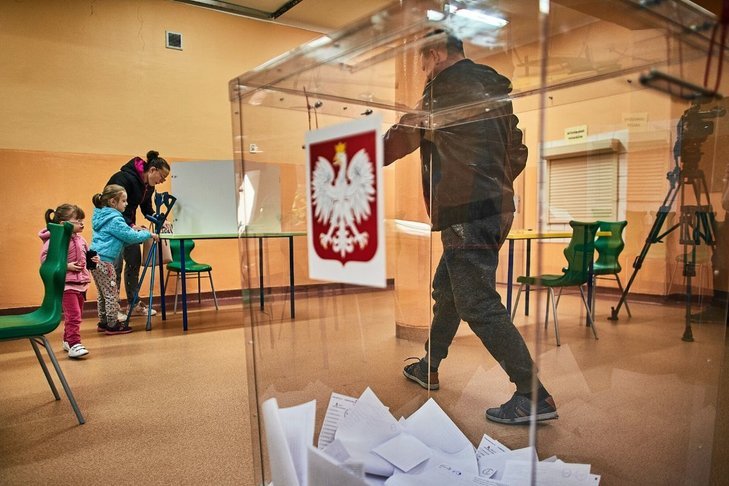 Partia rządząca w dużej części elekcję sobie po prostu kupiła rozdając pieniądze.