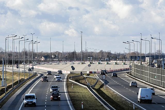 Nieczynne bramki na A2 to zmora kierowców. Cały teren pośrodku autostrady jest wyłączony z użytku