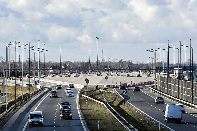 Nieczynne bramki na A2 to zmora kierowców. Cały teren pośrodku autostrady jest wyłączony z użytku