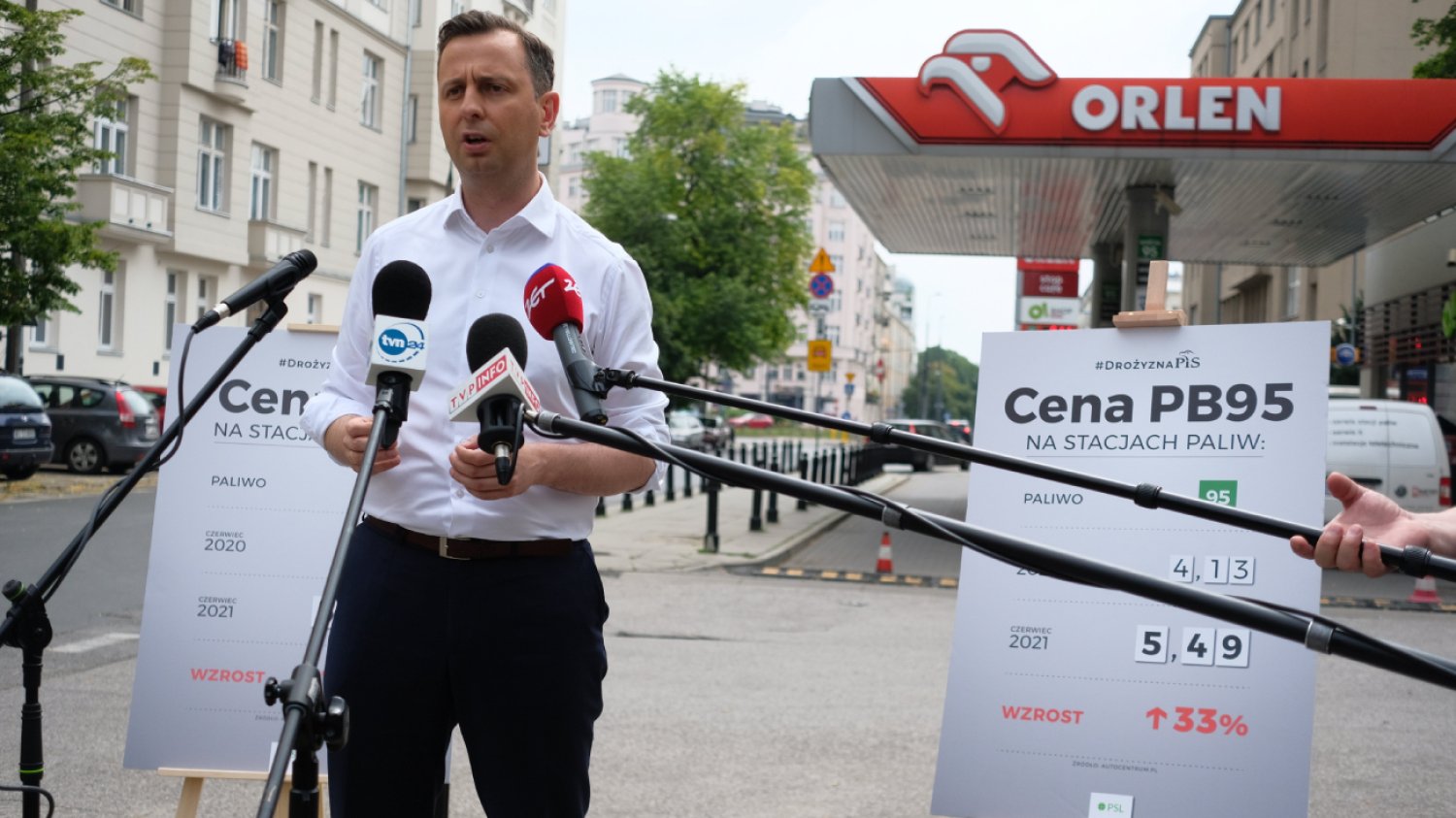 Lider PSL Władysław Kosiniak-Kamysz podczas konferencji prasowej przed stacją Orlen.