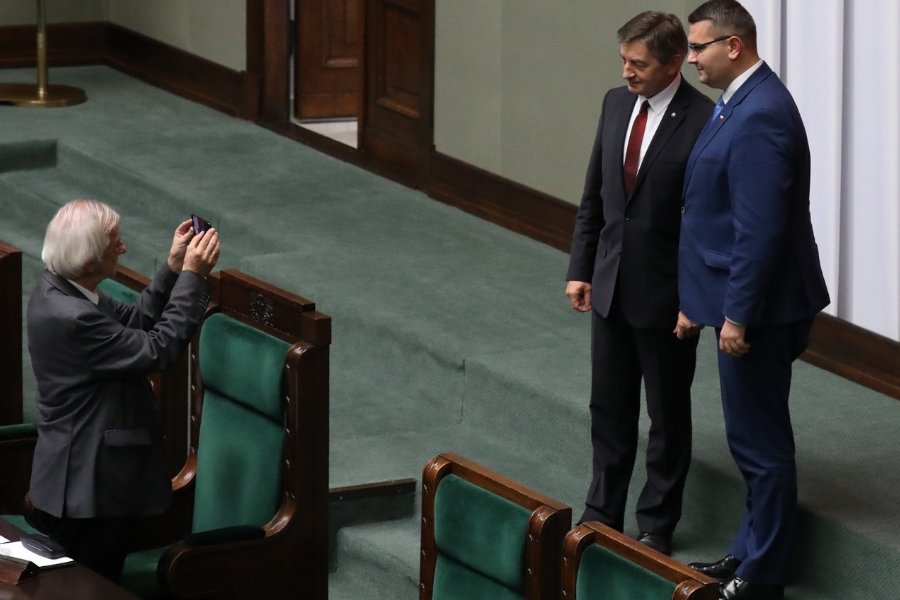 Historyczna chwila, warta utrwalenia: Sejm w pośpiechu uchwala 12 listopada nadzwyczajnym świętem i dniem wolnym od pracy.