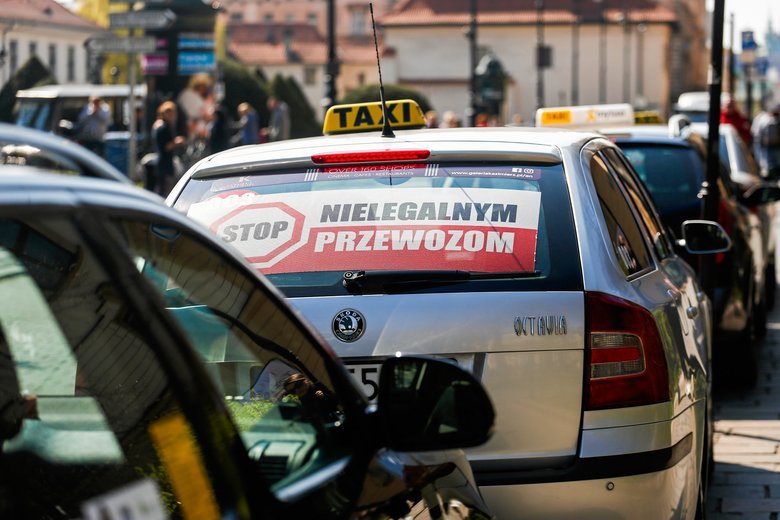 - Zyskaliśmy tyle, że w gruncie rzeczy zalegalizowaliśmy sobie Ubera – mówi taksówkarz