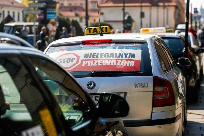 - Zyskaliśmy tyle, że w gruncie rzeczy zalegalizowaliśmy sobie Ubera – mówi taksówkarz