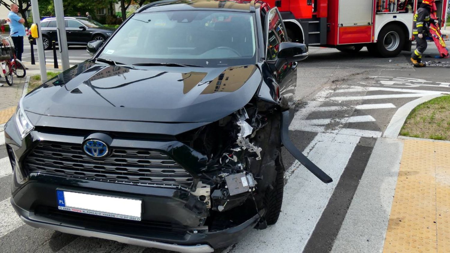 Czarny samochód Toyota rozbity w wypadku.