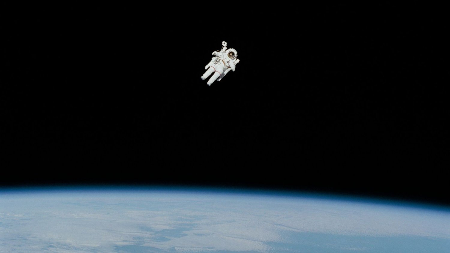 Księżycowy skarb, o który ścigają się USA i Chiny. Ten izotop napędzi przyszłość Kosmonauta na tle Ziemi i kosmosu.