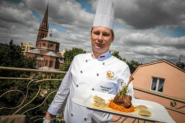 Szef kuchni w Werandzie Wojciech Jarych prezentuje danie z gęsiny .