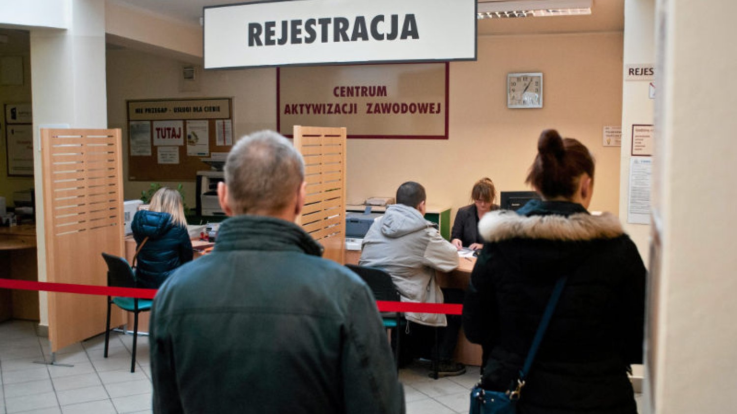 Bezrobotni czekający na rejestrację w urzędzie pracy.
