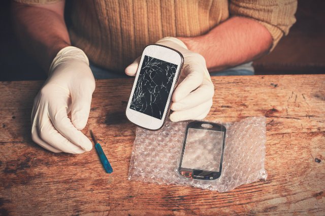 Pajęczynki na ekranach smartfonów to jeden z większych problemów użytkowników telefonów. Czasami wystarczy lekkie uderzenie o ziemię, a obraz staje się zupełnie nieczytelny