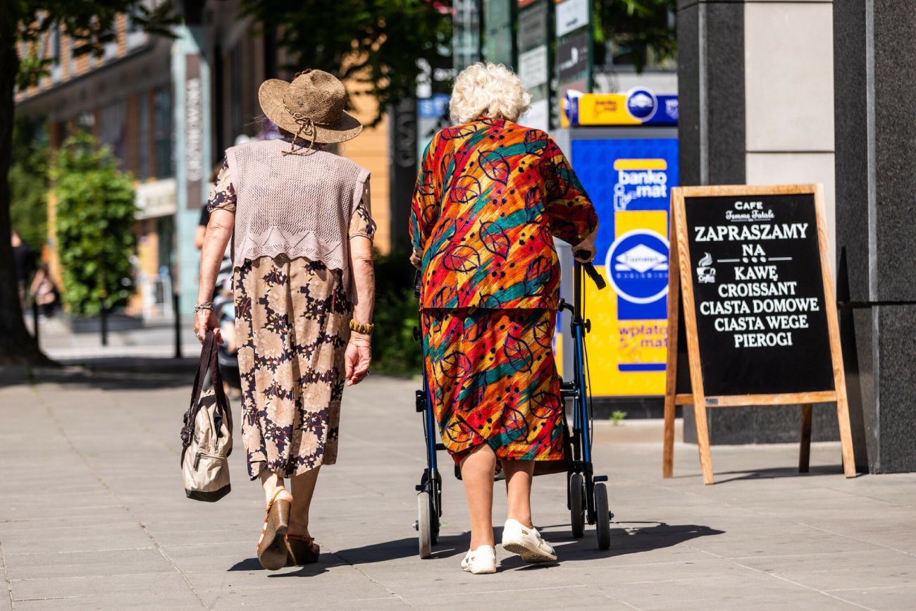 Dwie straszę panie idą na zakupy