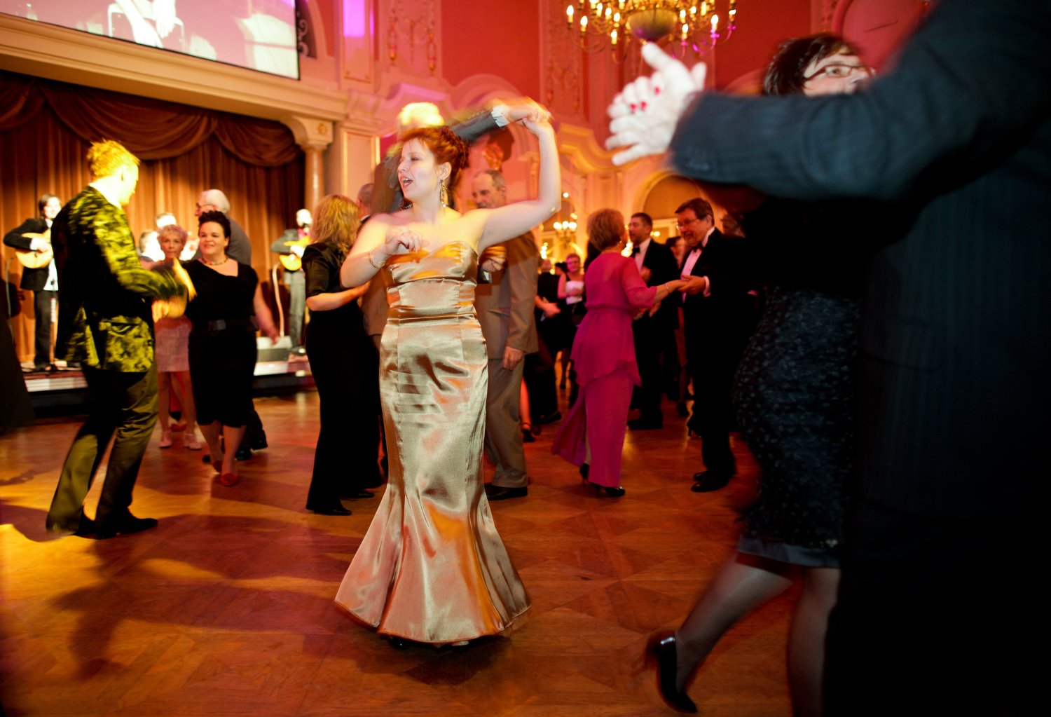 Dwie trzecie respondentów Nowy Rok będzie witało na domówkach i balach. Dla niektórych sylwestrowa zabawa może skończyć się kłopotami finansowymi.