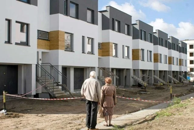 Żeby kupić nieruchomość trzeba mieć wkład własny i to najlepiej większy niż 20 proc. A żeby odłożyć na ten wkład, trzeba gdzieś mieszkać. Coraz bardziej popularny staje się wynajem pokoi, już nie całej nieruchomości.