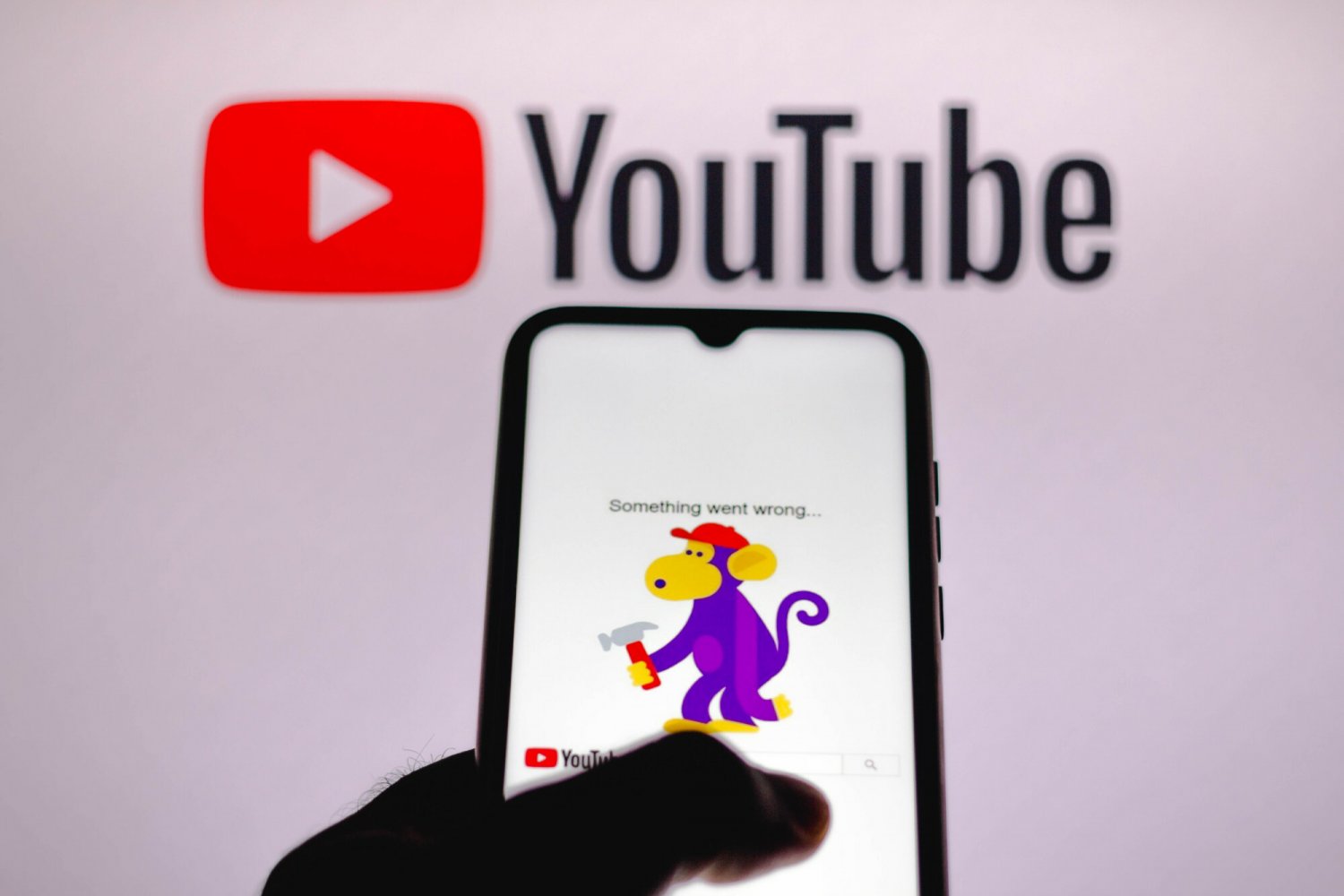 "Coś poszło nie tak" na smartfonie z odpalonym YouTube