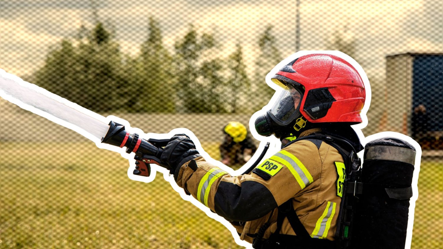 Superpoligon w Kielcach w tym roku. Polscy strażacy będą nas chronić na najwyższym poziomie Strażak z wężem strzelającym wodą. Nowoczesny poligon dla strażaków w Kielcach w tym roku. Dodatkowe pół miliona na pożarowe inwestycje.