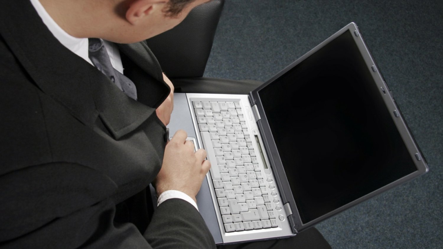 Pracownik, laptop.