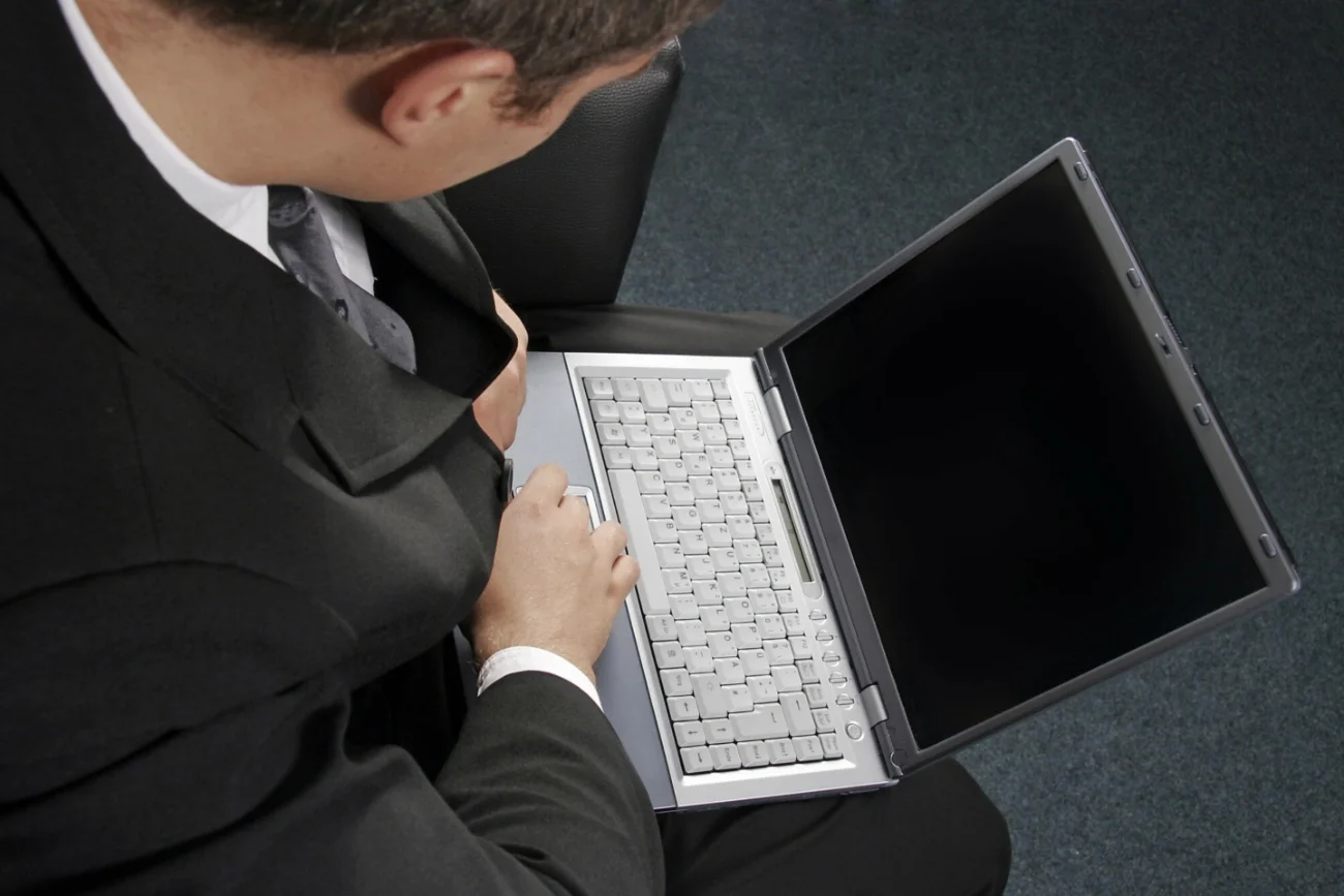 Pracownik, laptop.
