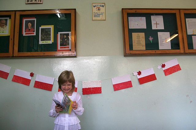 Szkoły czesto żądają od rodziców przynajmniej kilkudziesięciu złotych miesięcznie. Rocznie robi się z tego kilkaset złotych.