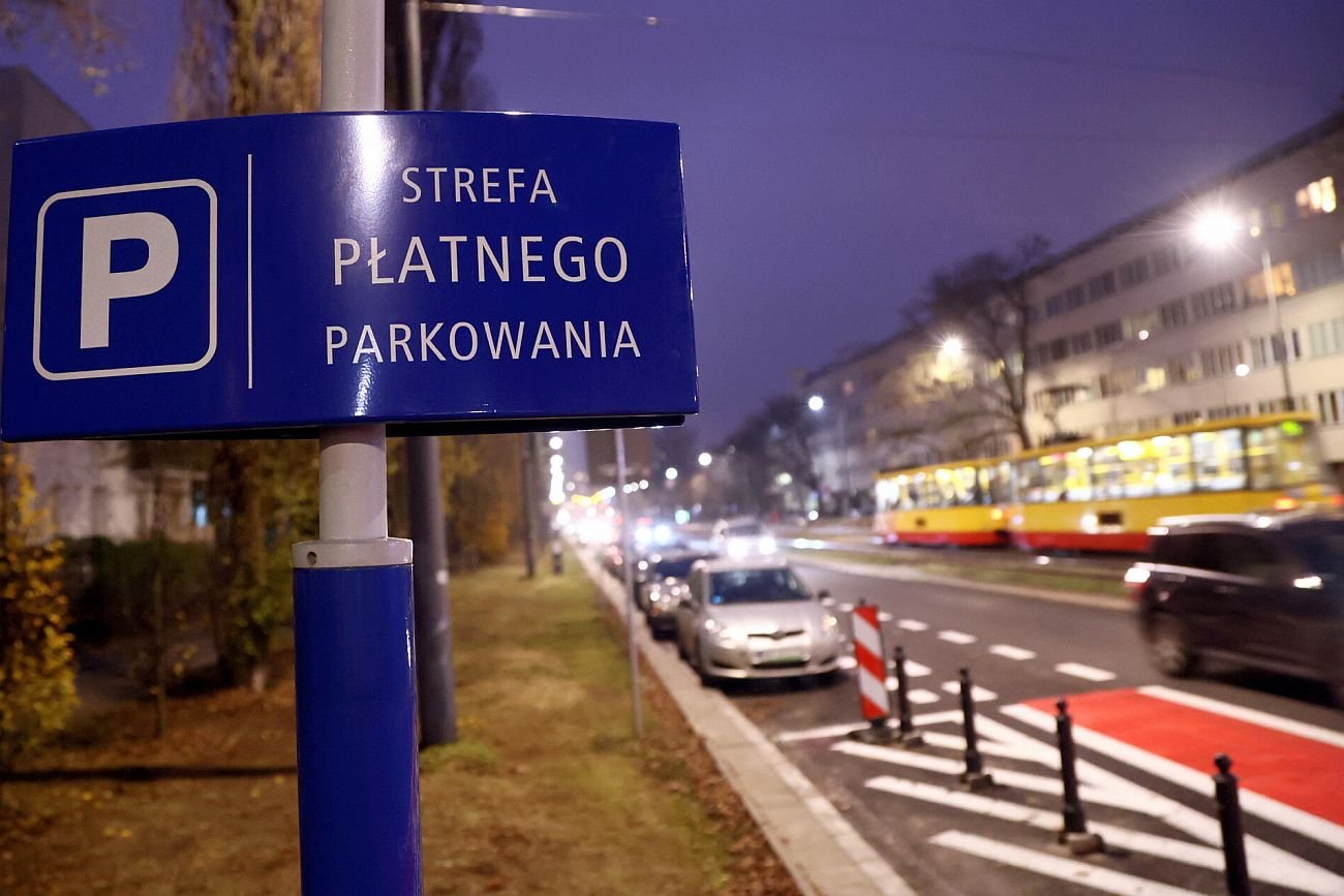 Strefę płatnego parkowania na Żoliborzu wprowadzono tak nieudolnie, że mieszkańcy dostają mandaty za parkowanie w miejscach, za które zapłacili