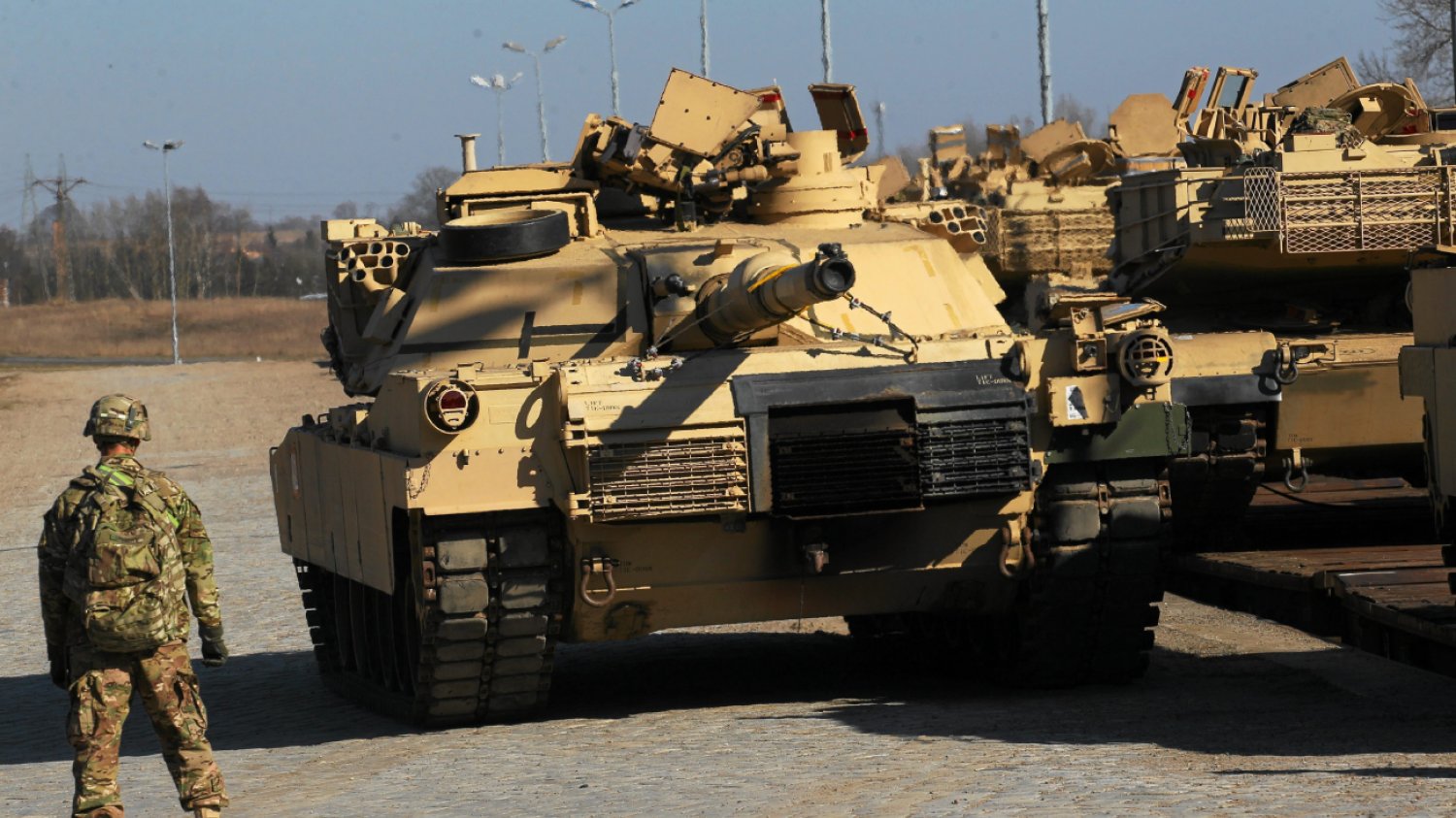 Żołnierz przed czołgiem Abrams