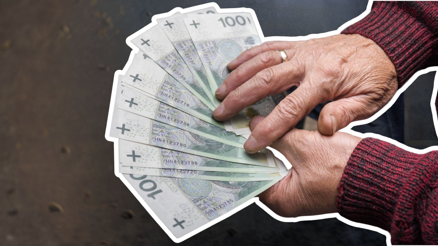 Waloryzacja emerytur 2027. System wystawi miliony seniorów na ciężką próbę. Starsza osoba trzyma w rękach pieniądze.
