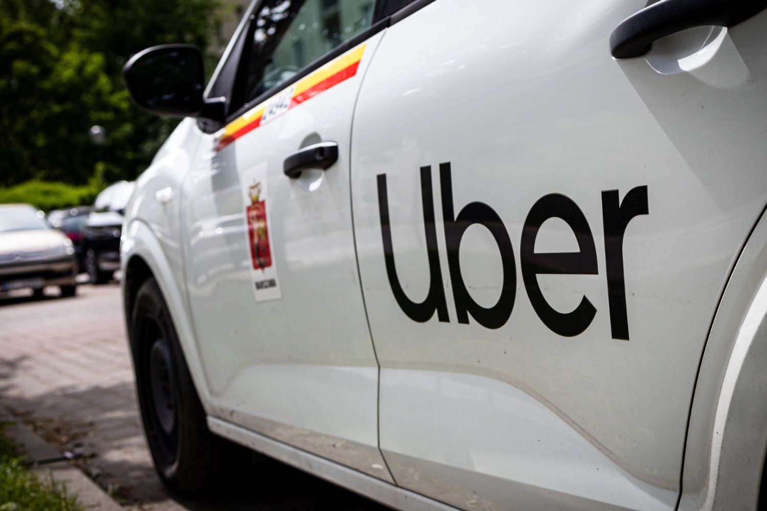 Pierwsze Uberomaty trafiają do Polski. Znamy ich pierwszą lokalizację Samochód Uber Taxi. Herb miasta Warszawa na pojeździe