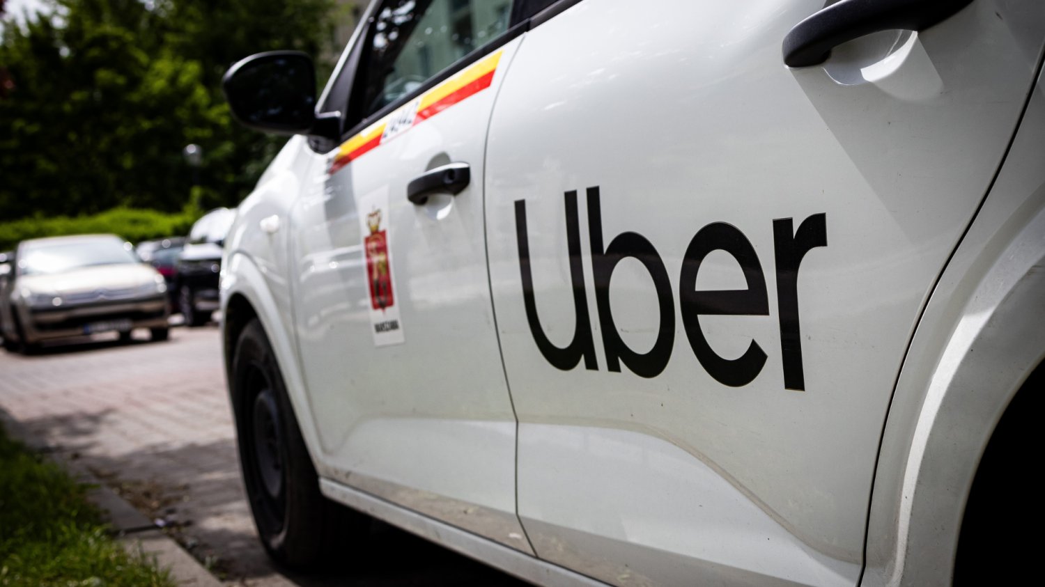 Samochód Uber Taxi. Herb miasta Warszawa na pojeździe