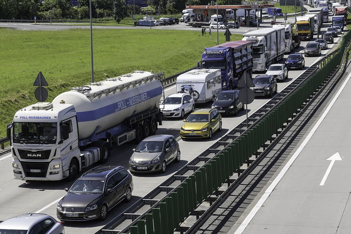 Policja będzie miała nowe zadanie - ma pomagać ludziom uwięzionym w korkach na autostradach