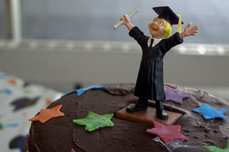 Dziś dyplom uczelni wyższej traci na wartości. Pracodawcy szukają kompetencji, wiedzy praktycznej i umiejętności miękkich u kandydatów. Formalne wykształcenie schodzi na drugi plan.