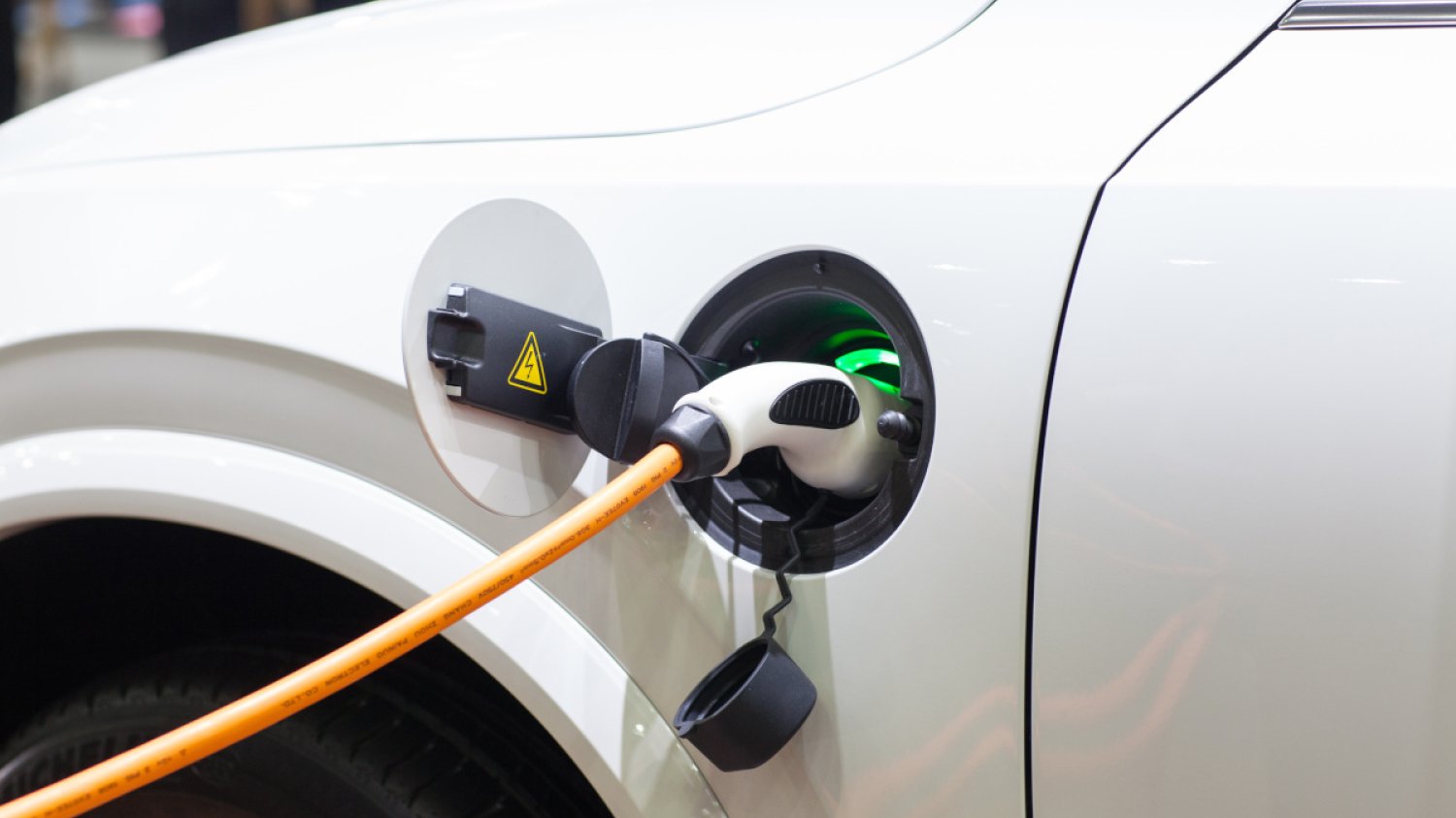 Samochód elektryczny przestaje być w Polsce opłacalny. Wszystko przez podwyżki cen prądu.