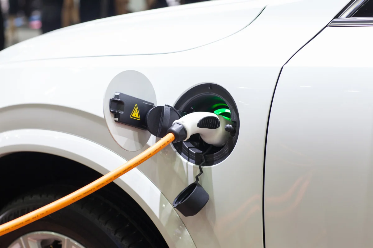 Samochód elektryczny przestaje być w Polsce opłacalny. Wszystko przez podwyżki cen prądu.
