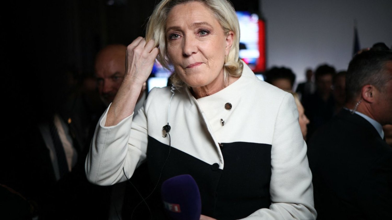 Zjednoczenie Narodowe Marine Le Pen będzie trzecią siłą w rządzie Francji. Wyniki wyborów zaskoczyły rynki.