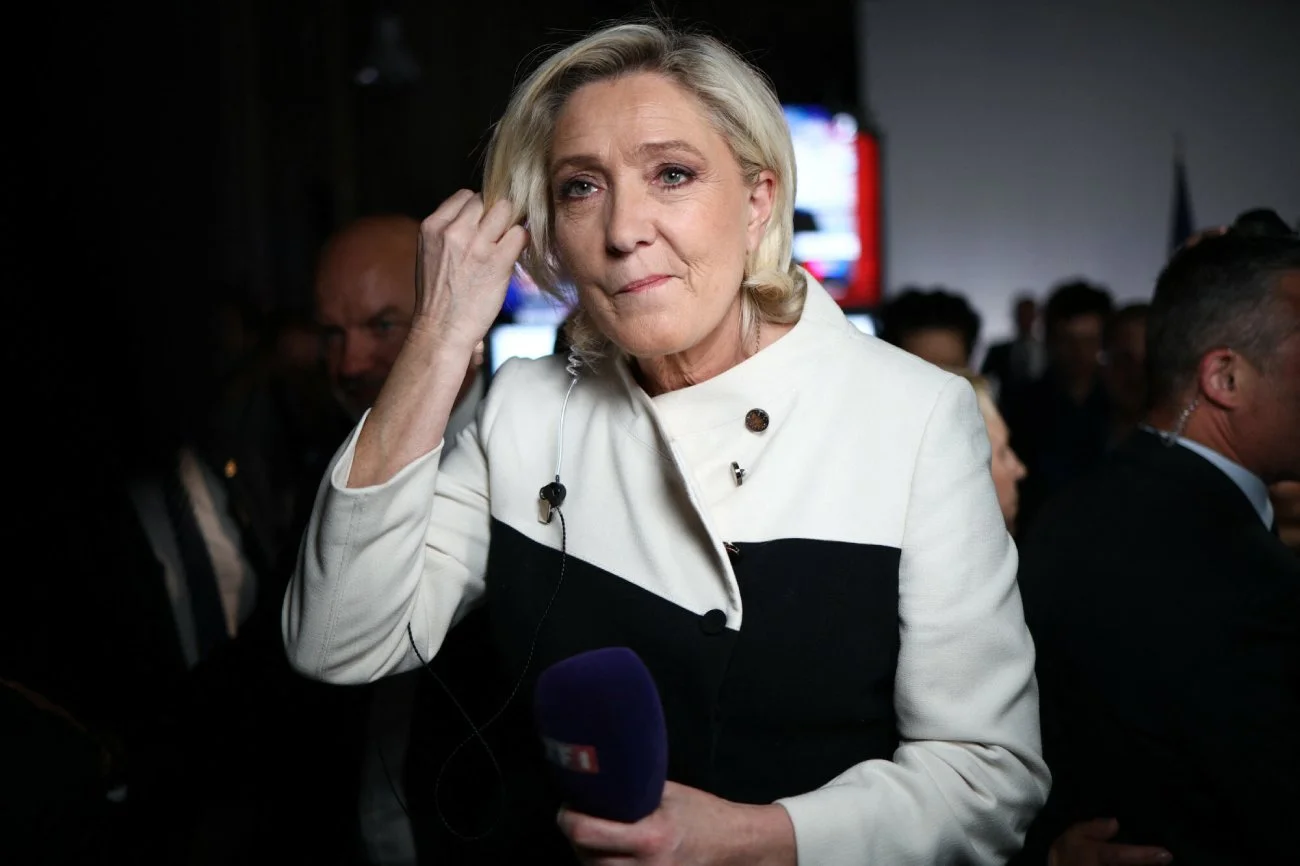 Zjednoczenie Narodowe Marine Le Pen będzie trzecią siłą w rządzie Francji. Wyniki wyborów zaskoczyły rynki.