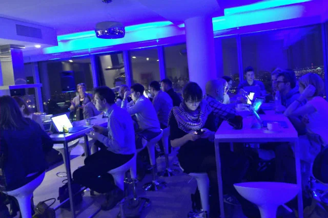 Na stole najnowsze Ulatrabooki Microsoft, Surface Pro 4. Uczestniczy jeszcze nie wiedzą, jaki potencjał w sobie kryją.