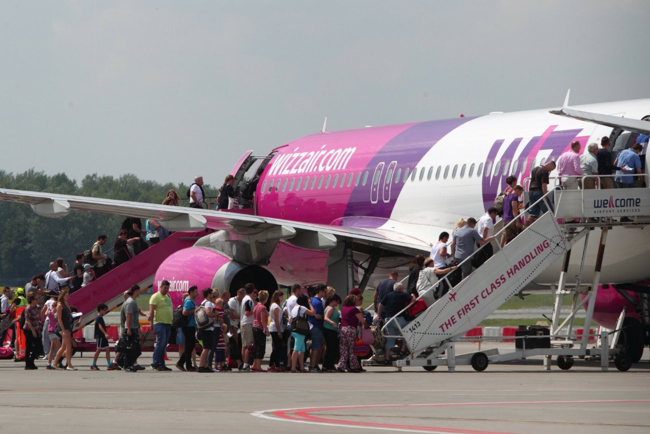 Pasażerowie wsiadający do samolotu Wizz Air
