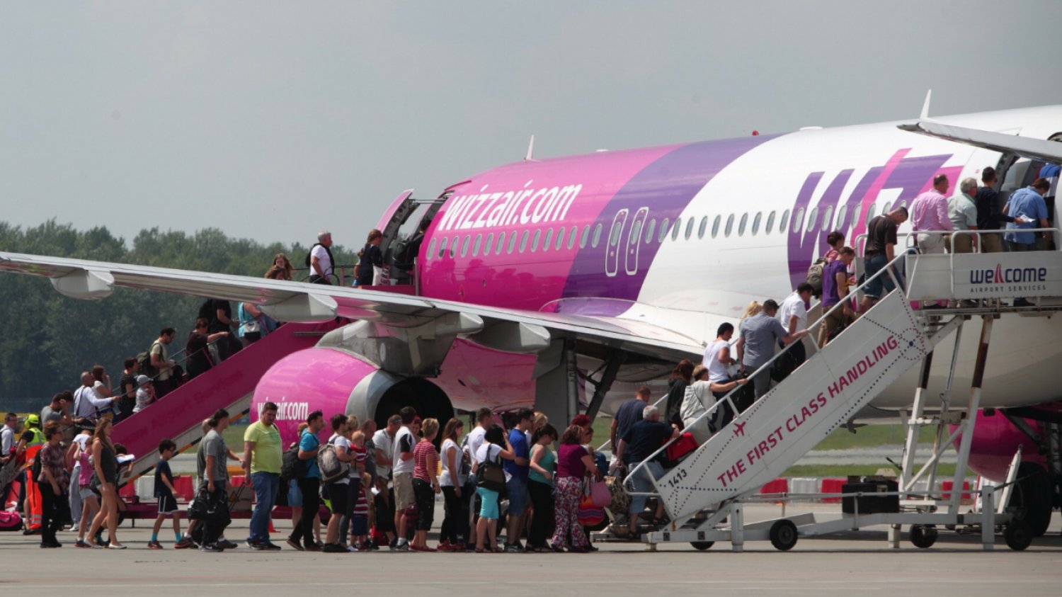 Pasażerowie wsiadający do samolotu Wizz Air