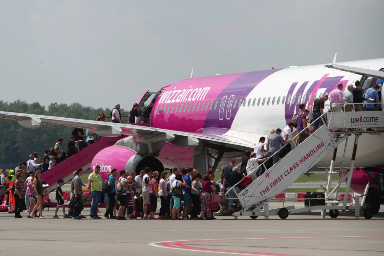 Pasażerowie wsiadający do samolotu Wizz Air