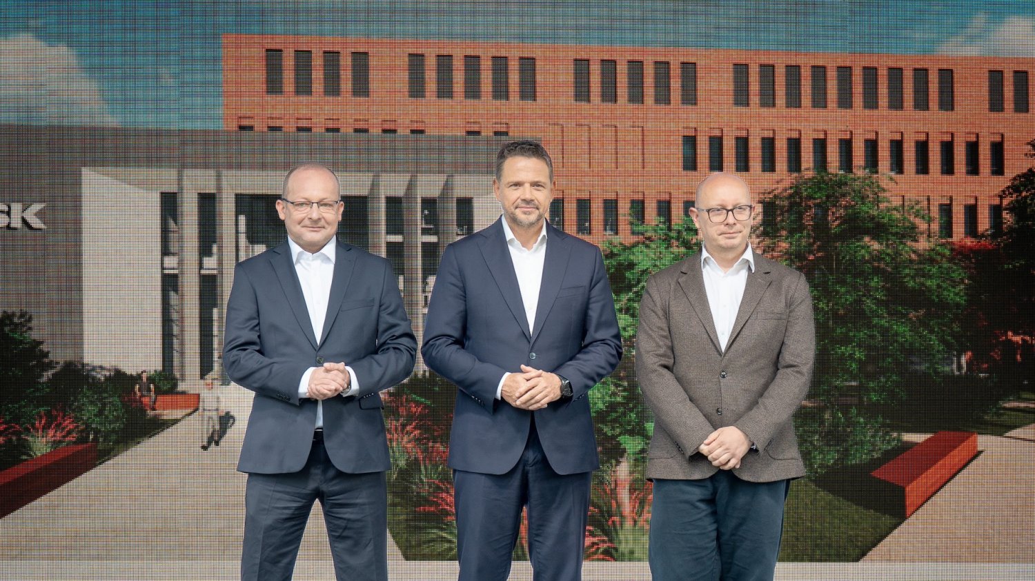 Powstanie Centrum Cyberbezpieczeństwa NASK. Przed wizualizacją stoją (od lewej): wiceminister cyfryzacji Paweł Olszewski, prezydent Warszawy Rafał Trzaskowski i dyrektor NASK Radosław Nielek.