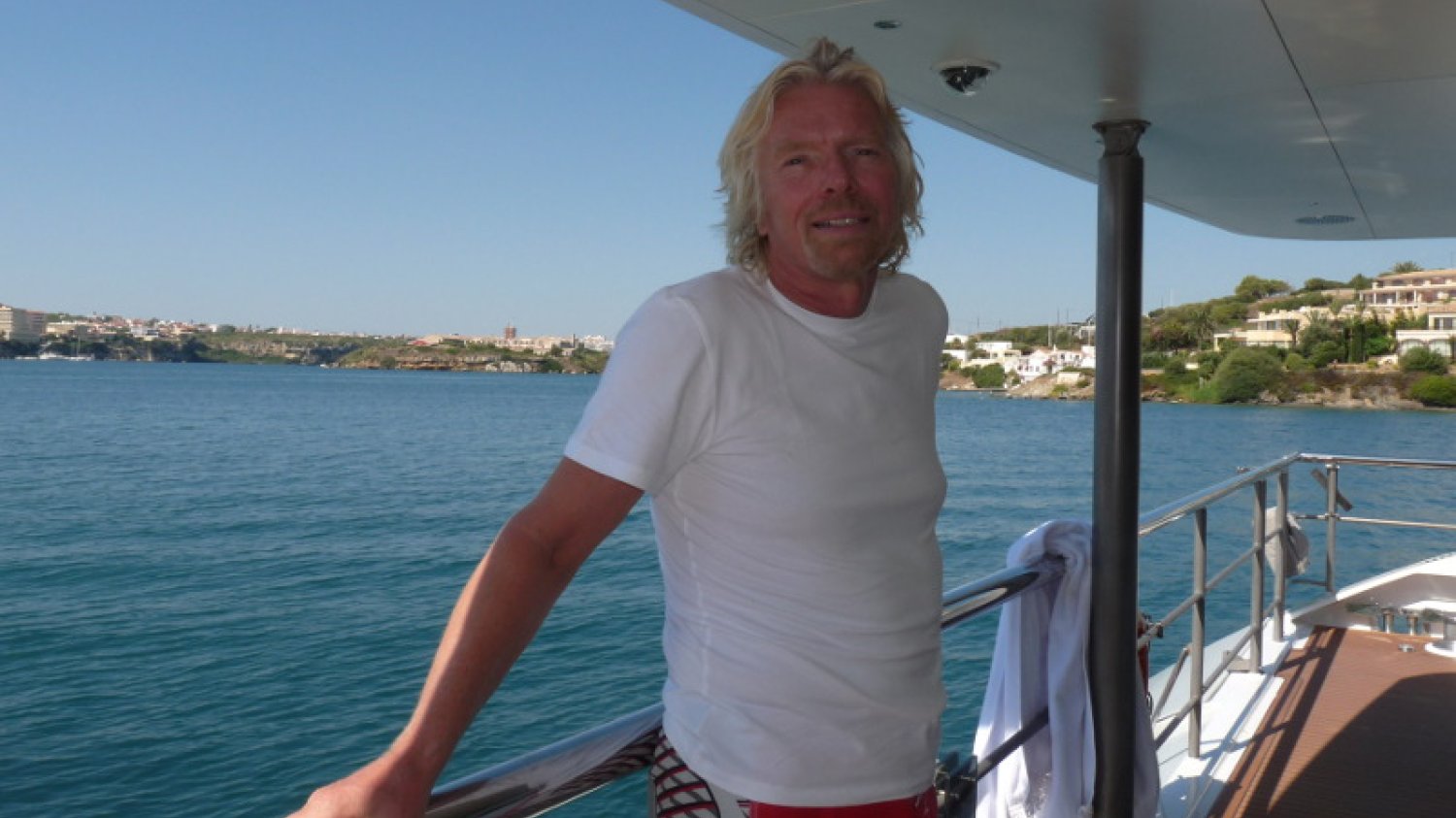 Ubieranie się w garnitur i krawat jest śmieszne. Richard Branson apeluje do szefów o pełną swobodę w ubiorze pracowników.