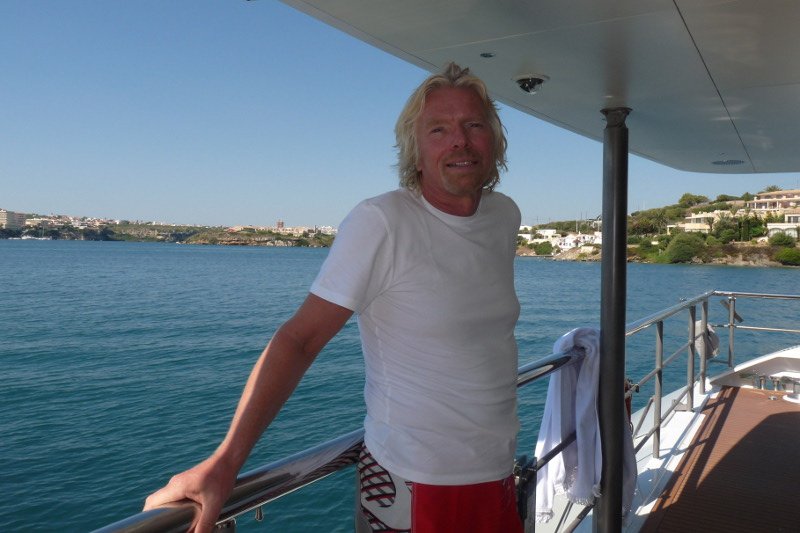 Ubieranie się w garnitur i krawat jest śmieszne. Richard Branson apeluje do szefów o pełną swobodę w ubiorze pracowników.