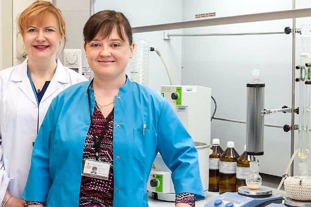 Dr Berenika Szczęśniak-Sięga i dr Jadwiga Maniewska