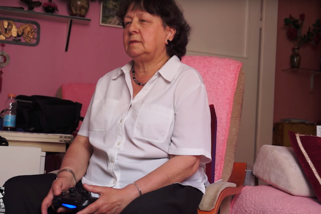 Bogumiła Bodziarek podczas gry w ostatnią odsłoną przygodowej serii "Uncharted".