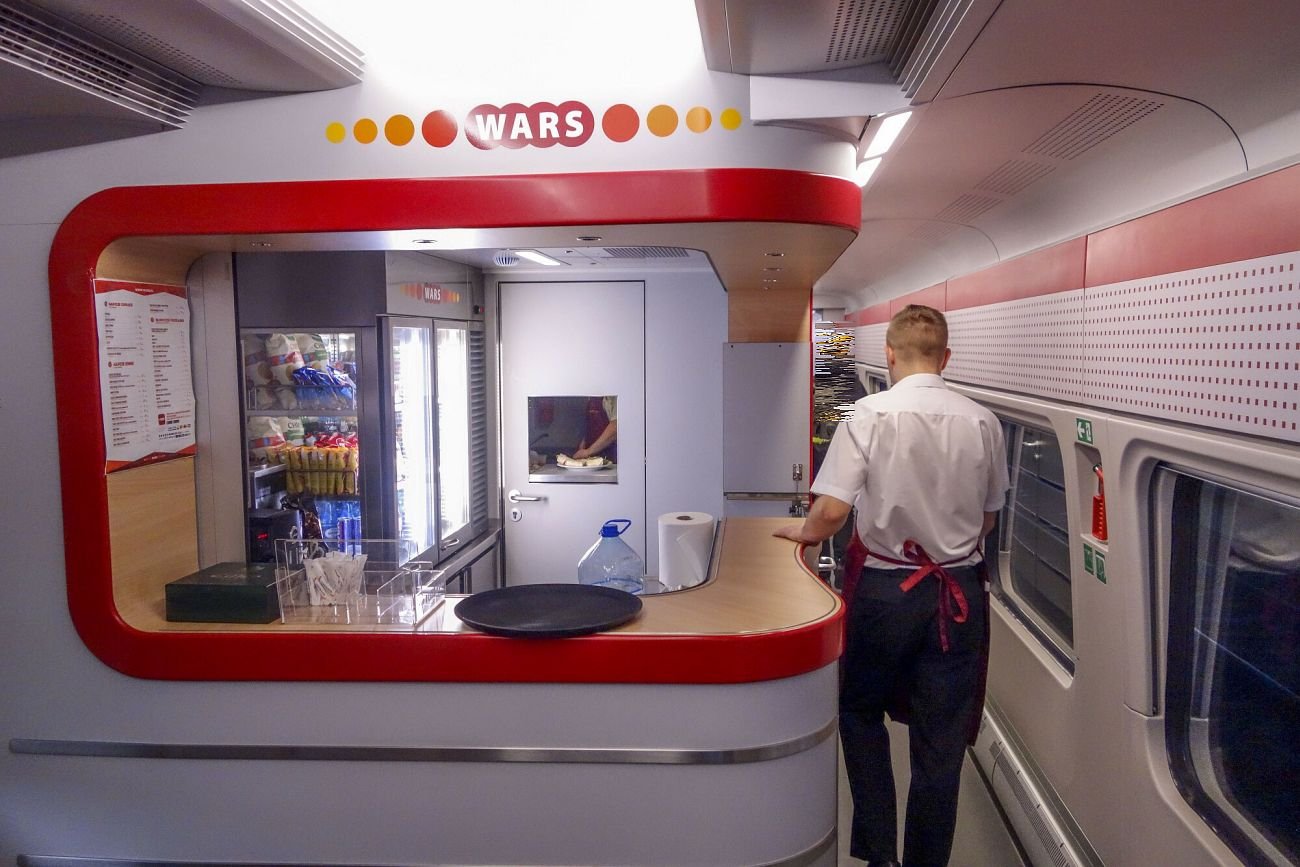 W warsie nie popracujesz z laptopem, nie pograsz w karty i nie obejrzysz filmu na tablecie. Nie wolno.