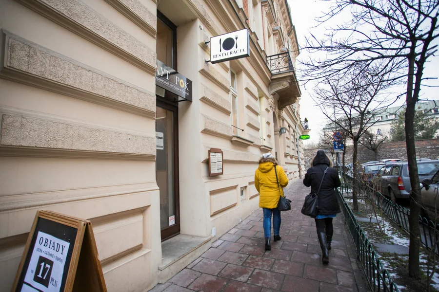 Ukraińcy chętnie osiedlają się neidaleko siebie, w określonych dzielnicach czy osiedlach. Swoją ofertę dostosowują do nich lokalne sklepy czy puby.