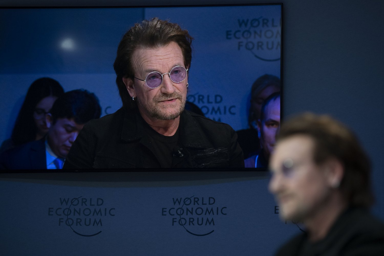 Lider zespołu U2 na Światowym Forum Ekonomicznym w Davos, przekonuje najbogatszych do podjęcia działań w celu zmniejszenia biedy w państwach Afryki i Ameryki Południowej